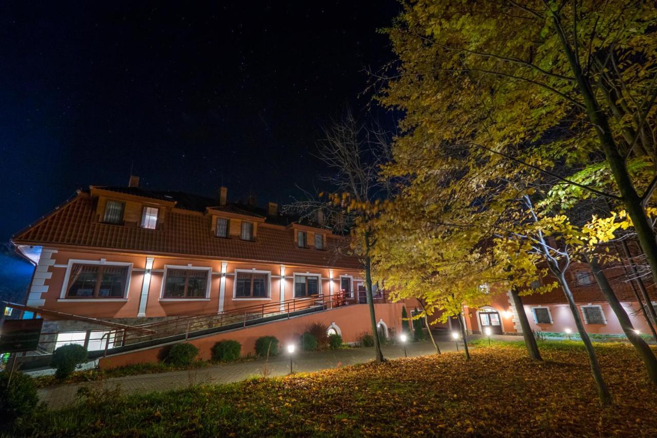 Dwor Ostoia Hotel Rymanow Exterior photo
