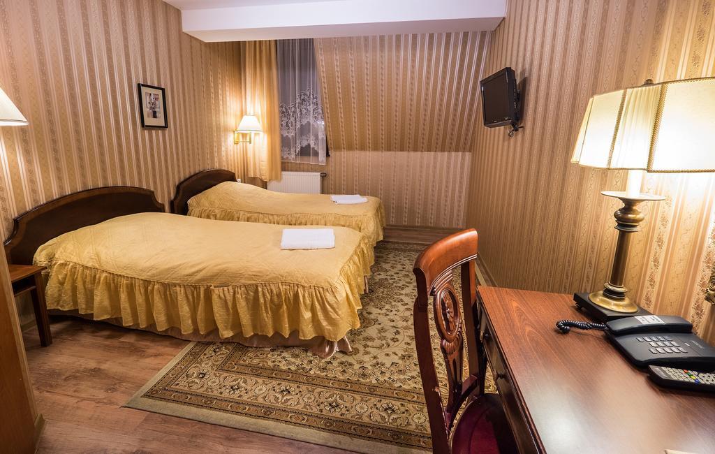 Dwor Ostoia Hotel Rymanow Exterior photo